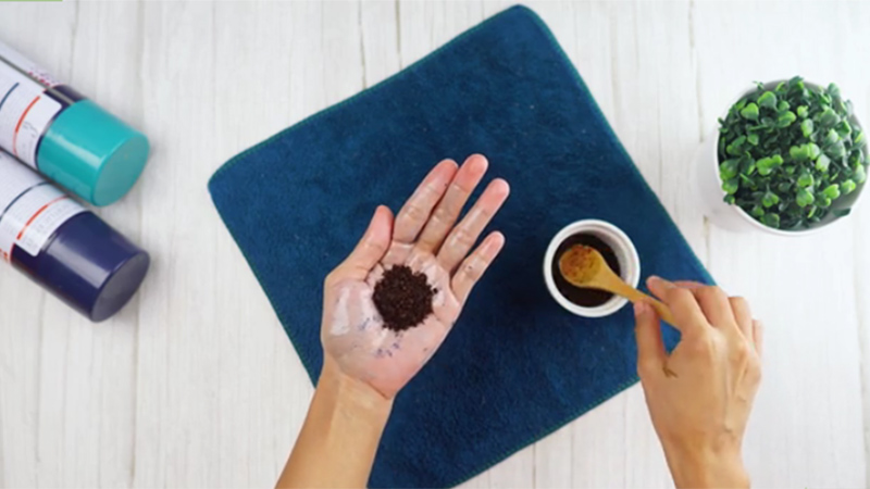 Bã cà phê giúp các vết sơn “cứng đầu” dễ dàng bong ra hơn
