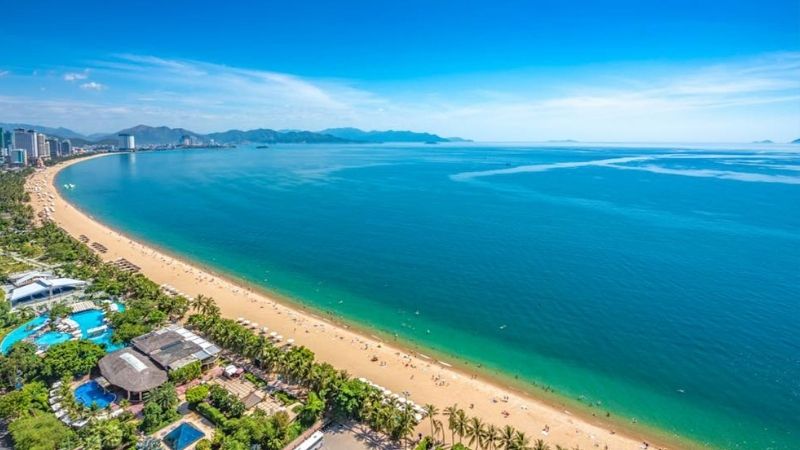 Nha Trang thu hút khách du lịch bởi nắng vàng, cát trắng và bãi biển xanh rì