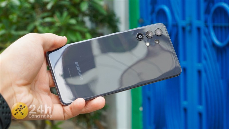 Mặt lưng của Galaxy A32 được làm bóng Mặt lưng của Galaxy A32 được làm bóng