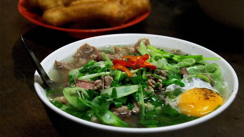 Phở Việt nổi tiếng với món phở bò trứng trần tươi ngon