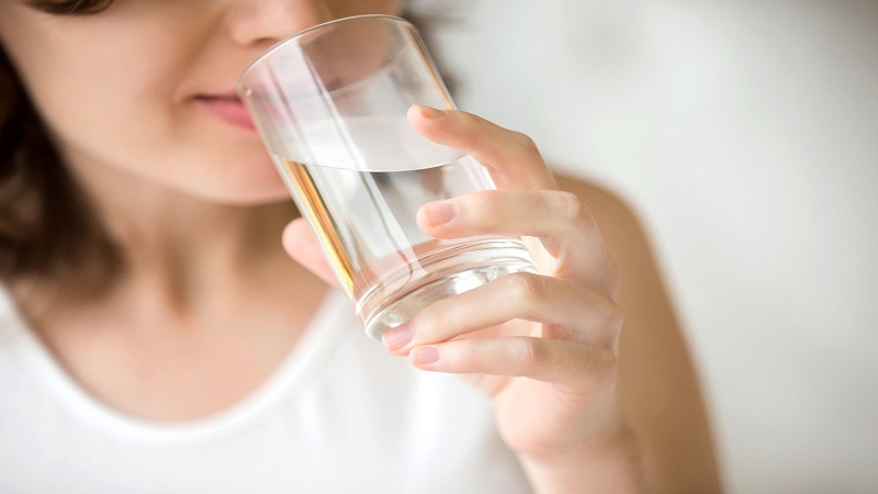 Uống nước ấm để bảo vệ độ ẩm cho da