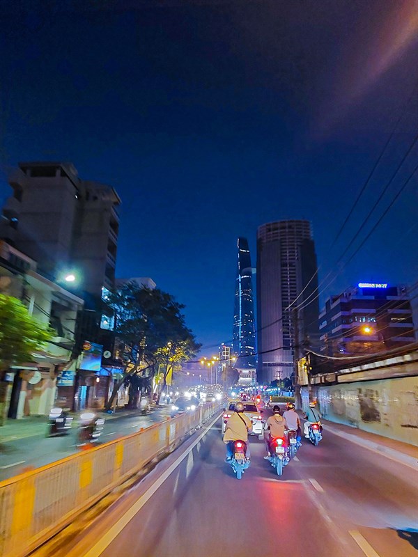 Hình ảnh Sài Gòn về đêm: Sài Gòn về đêm thật lung linh và đầy sắc màu. Những bức ảnh mang đến cho ta cảm giác tuyệt vời về sự sống động và lãng mạn của thành phố. Với ánh đèn đường, những tòa nhà lấp lánh, và không khí ngập tràn không gian âm nhạc, Sài Gòn về đêm đang chờ bạn khám phá. Hãy cùng xem hình ảnh để thưởng thức nét đẹp đầy kỳ vĩ này!