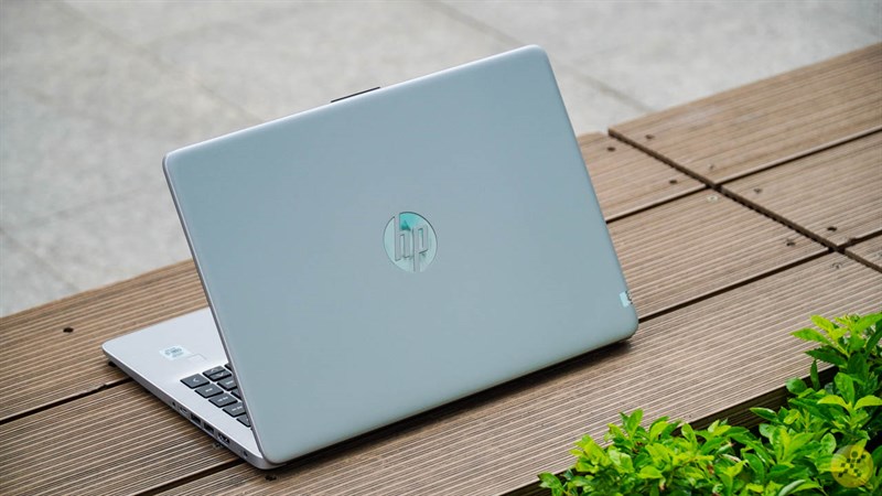 Các góc máy được bo tròn cho cảm giác cầm nắm thoải mái.