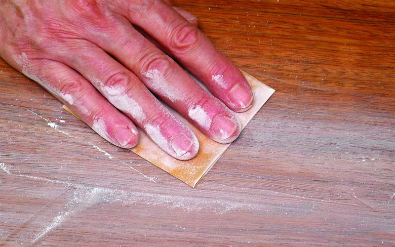 Dùng giấy nhám đánh bóng đồ gỗ