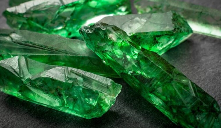 Ngọc Lục Bảo (Đá Emerald): Ý Nghĩa - Công Dụng - Giá Thành