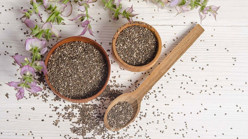 Hạt chia giàu chất xơ nhưng lại có hàm lượng carbs tiêu hóa thấp, không làm tăng lượng đường trong máu.