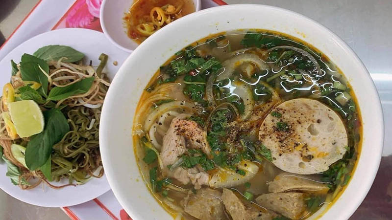 Tô bún bò đầy ắp