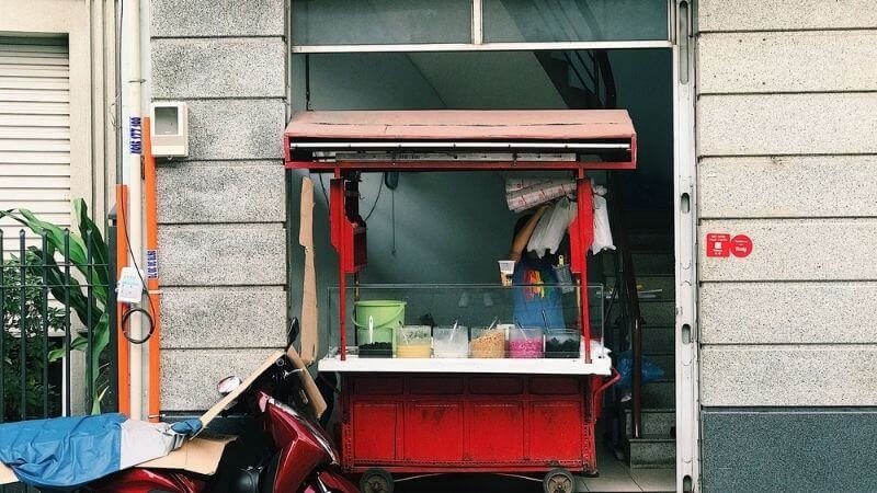 Xe chè màu đỏ đặc trưng của quán chè ba màu - Nguyễn Phi Khanh