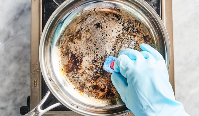 Mẹo xử lý nồi, chảo gang tráng men bị cháy hiệu quả