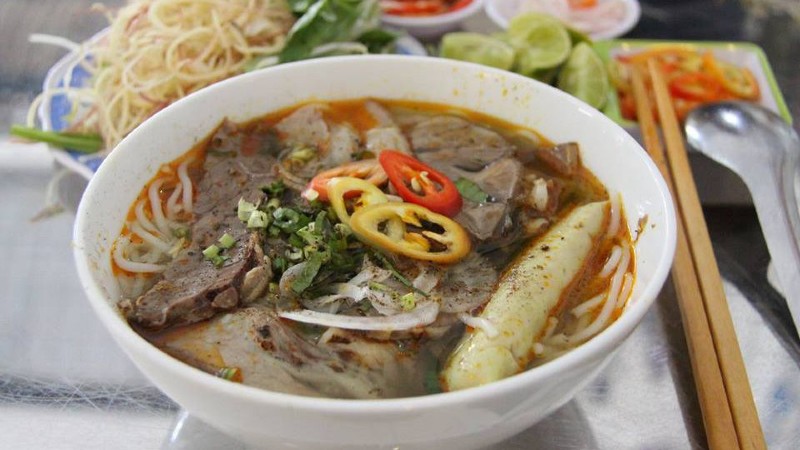 Bún bò Huế ở đây có hương vị đậm đà, cay cay nhẹ