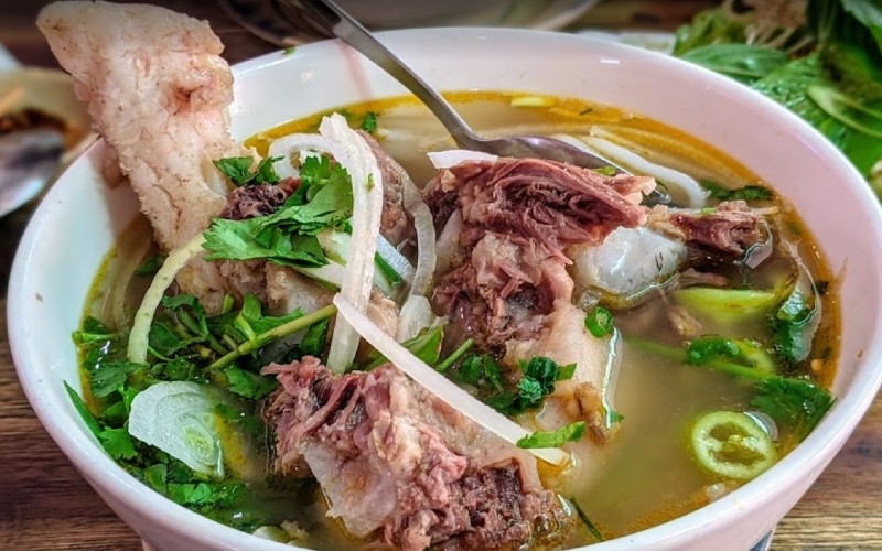 Bún mềm, dai nhẹ, nước dùng đậm đà được hầm từ xương