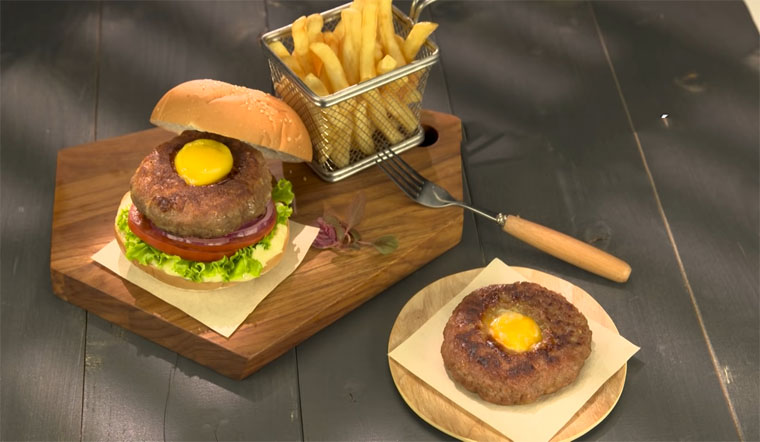 Cách làm burger trứng áp chảo ngon-bổ-rẻ, dễ thực hiện tại nhà