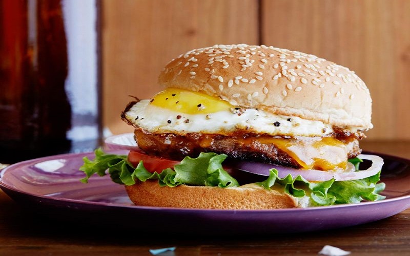 Burger trứng áp chảo