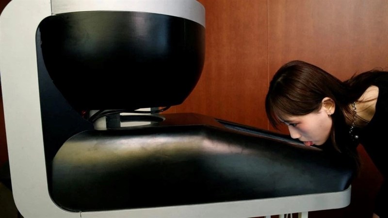 Giáo sư Nhật Bản tạo ra màn hình liếm để trải nghiệm mùi vị đồ ăn