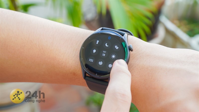 Công nghệ AMOLED còn giúp tiết kiệm điện năng hơn cho chiếc smartwatch của bạn