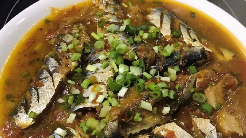 Tell you how to make herring with strong tomato sauce for the family rice tray