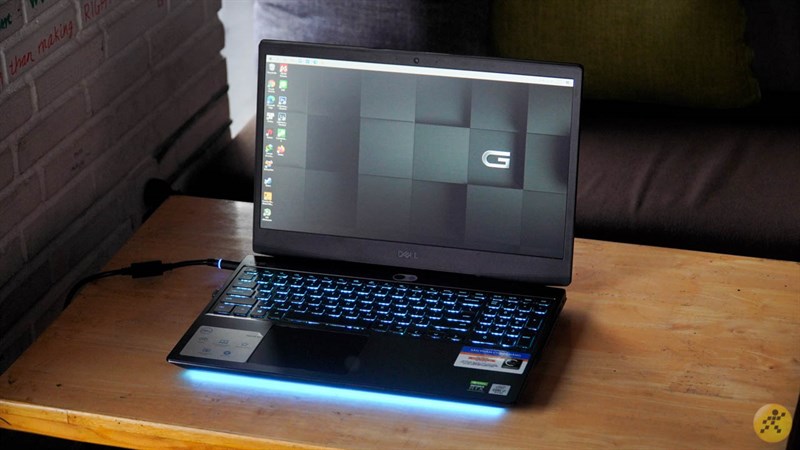  Laptop Dell G3 trang bị bàn phím với hành trình phím tốt, cụm phím WASD nổi bật, vùng phím số độc lập giúp thao tác soạn thảo và tính toán cực nhanh nhạy, thêm sự hỗ trợ của đèn nền LED màu xanh dương để chiến game trong điều kiện thiếu sáng. Bảo mật tốt hơn nhờ được tích hợp cảm biến vân tay ngay trên nút nguồn. 