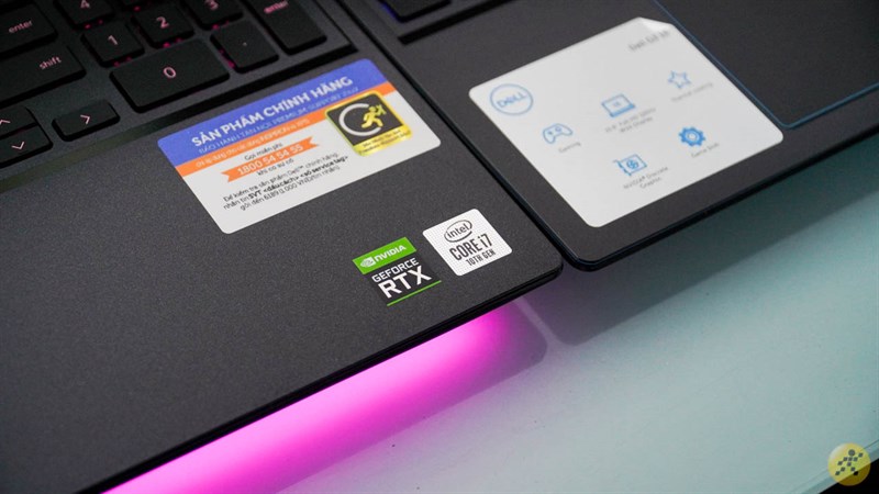  Laptop Dell G3 trang bị bàn phím với hành trình phím tốt, cụm phím WASD nổi bật, vùng phím số độc lập giúp thao tác soạn thảo và tính toán cực nhanh nhạy, thêm sự hỗ trợ của đèn nền LED màu xanh dương để chiến game trong điều kiện thiếu sáng. Bảo mật tốt hơn nhờ được tích hợp cảm biến vân tay ngay trên nút nguồn. 