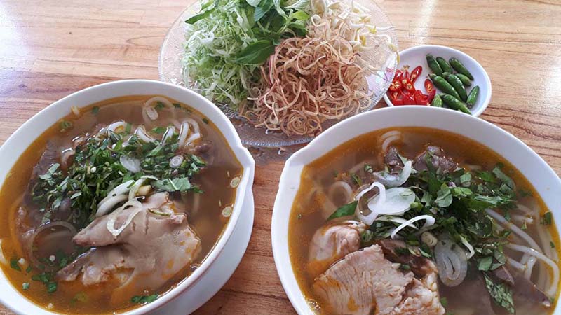 Phần bún bò nóng hổi