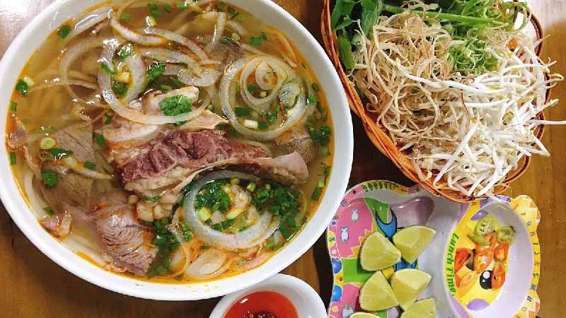 Bún bò tại quán Hùng Mập