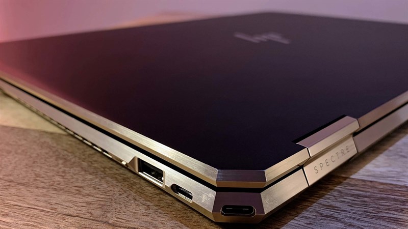 Cổng kết nối đa dạng trên HP Spectre x360 để bạn dễ dàng chia sẽ thông tin