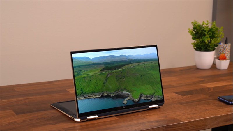 Khả năng gập máy 360 độ một cách linh hoạt trên laptop HP Spectre X360 13