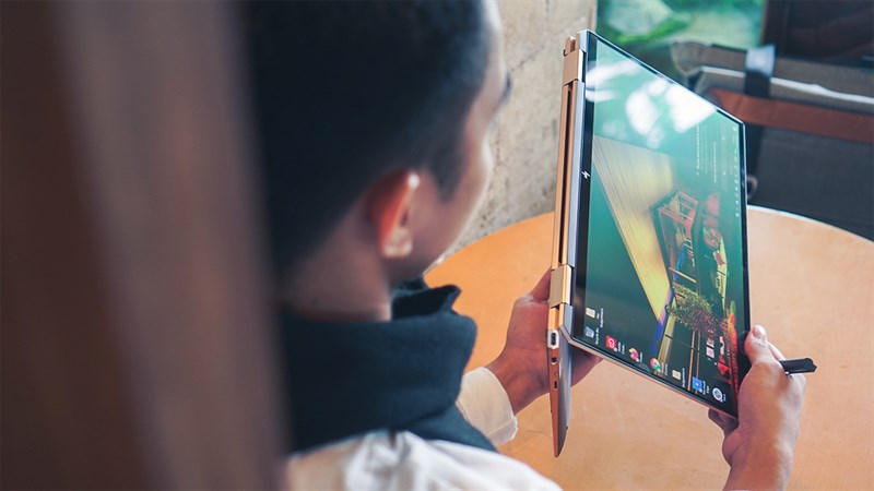 Thiết kế nhỏ gọn gi&uacute;p HP Spectre x360 13 dễ d&agrave;ng đồng h&agrave;nh c&ugrave;ng bạn mọi l&uacute;c mọi nơi
