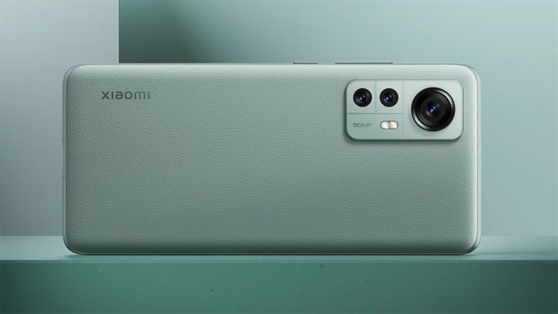 Xiaomi 12 màu xanh lá có mặt lưng được làm bằng da