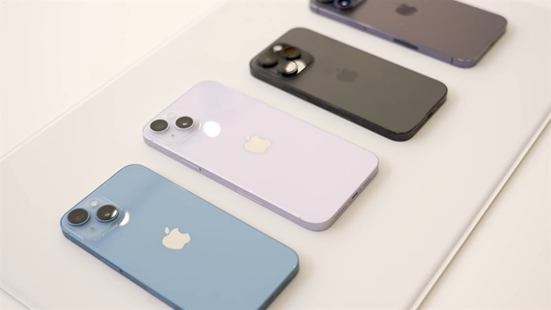 iPhone 14 vẫn mang phong cách thiết kế quen thuộc của các thế hệ iPhone tiền nhiệm với khung viền vuông vức và hai mặt kính phẳng trước sau.