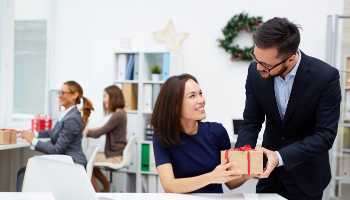 Top 12 món quà tặng nhân viên cuối năm phù hợp và ý nghĩa nhất