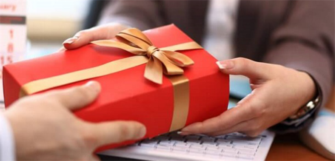 Top 12 món quà tặng nhân viên cuối năm phù hợp và ý nghĩa nhất