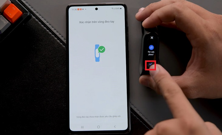 hấn tiếp dấu stick trên Vòng đeo tay Mi Band 6 để hoàn tất việc kết nối