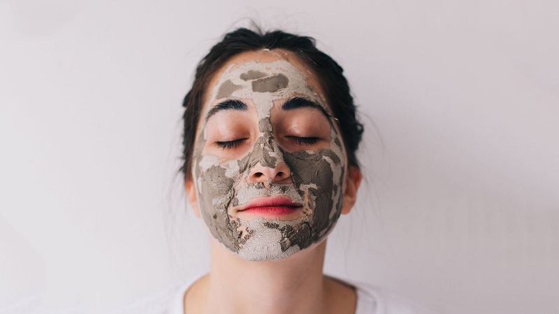 Đất sét Bentonite có công dụng ngăn ngừa mụn đầu đen