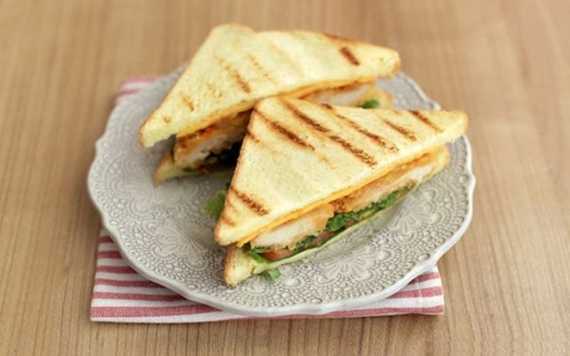 Sandwich kẹp ức gà thơm ngon