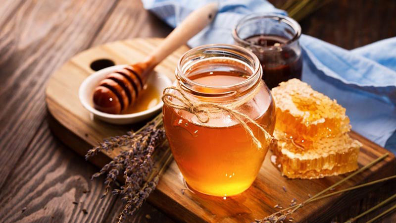 Mật ong chứa nhiều chất chống oxy hóa và vitamin giúp làm dịu da, giảm kích ứng,...