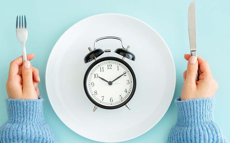 Nhịn ăn tối có tốt cho sức khỏe? 5 tác hại đáng sợ của việc nhịn ăn tối