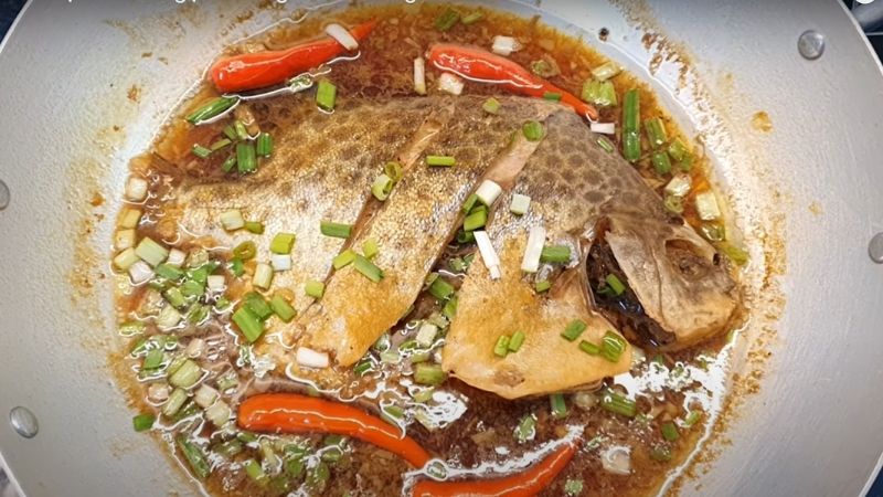 How to make bold, attractive braised leek fish, clean the rice cooker