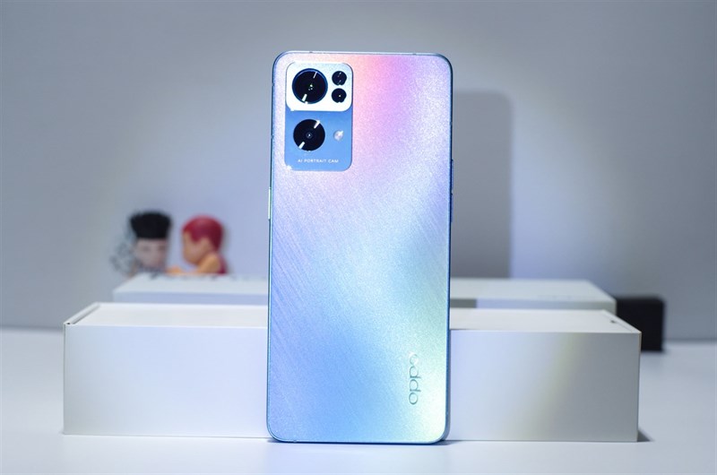 Mặt sau OPPO Reno7 Pro được áp dụng một quy trình thiết kế mới để mô phỏng họa tiết gradient của những trận mưa sao băng.