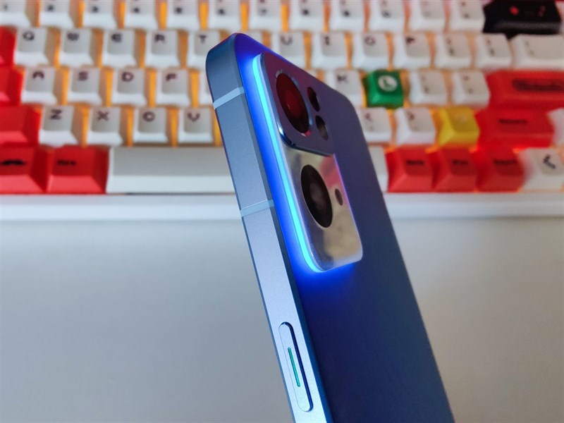 Dải đèn LED bao quanh camera để hiển thị thông báo trên OPPO Reno7 Pro. 