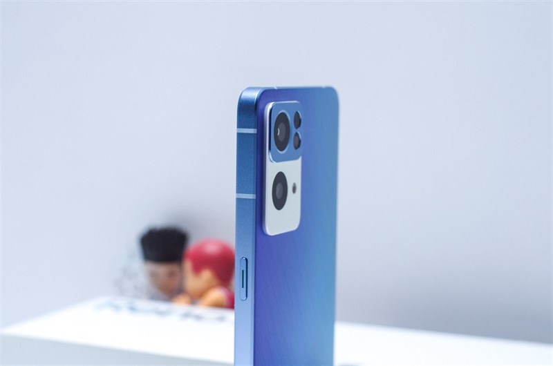 OPPO Reno7 Pro thực sự đã gây gây tượng khi sở hữu một diện mạo hoàn toàn mới với thiết kế phẳng và sắc sảo.