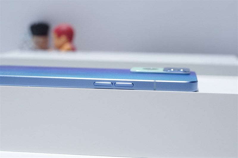 OPPO Reno7 Pro có thiết kế mỏng nhẹ.