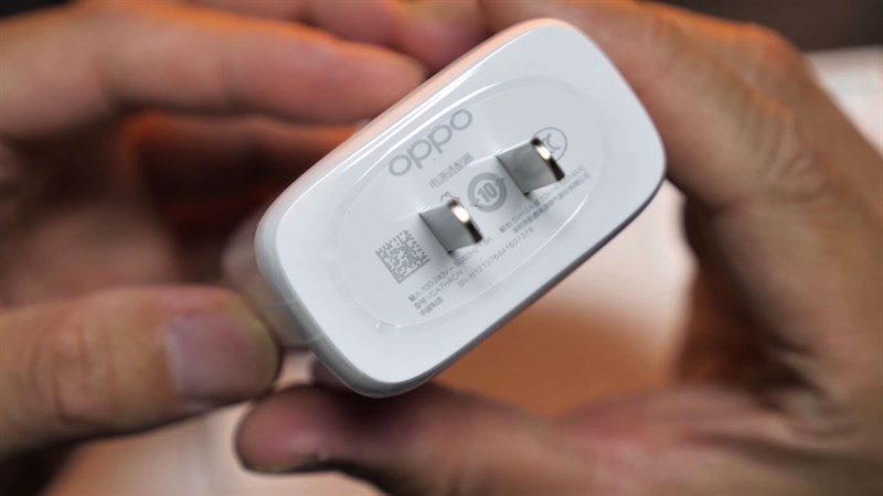 OPPO Reno7 Pro được trang bị sạc nhanh 65 W.