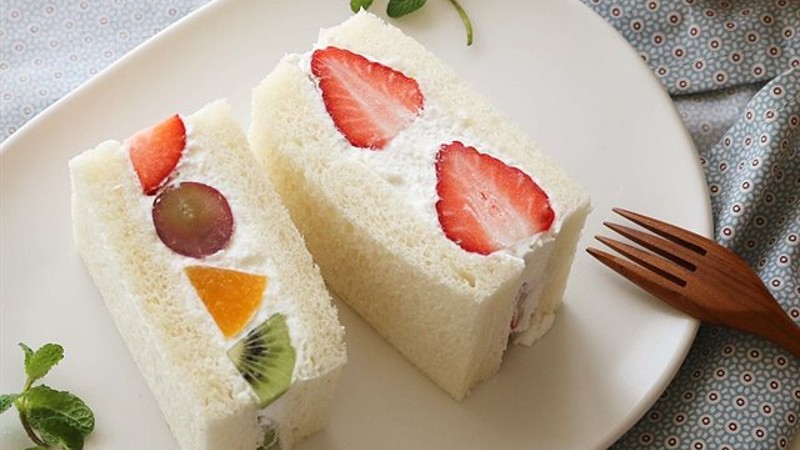 Món sandwich kẹp trái cây cùng kem tươi thơm ngon