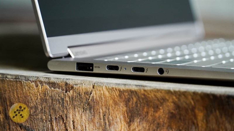 Các cổng kết nối trên Lenovo Yoga 9 thuận lợi cho bạn trong việc trình chiếu, chia sẻ thông tin, dữ liệu