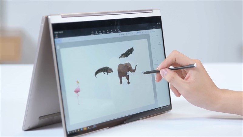 Màn hình cảm ứng cùng bản lề có khả năng xoay 360 độ linh hoạt dễ dàng biến laptop thành chiếc máy tính bảng
