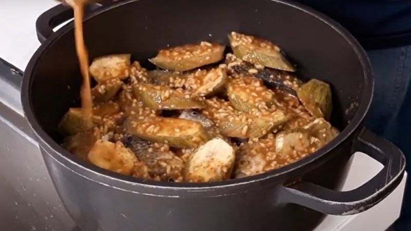 Share how to make carp braised with rich soy sauce, eat very well