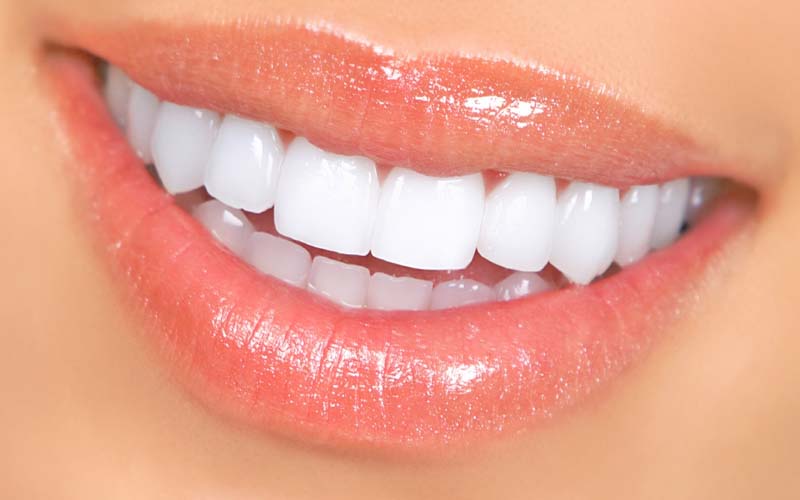 Làm trắng răng bằng kem đánh răng và muối Làm trắng răng bằng kem đánh răng và muối