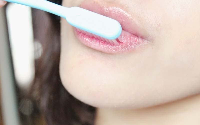Tẩy da chết cho môi bằng kem đánh răng và muối Tẩy da chết cho môi bằng kem đánh răng và muối