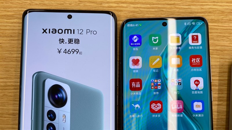 Xiaomi 12 dùng màn hình phẳng, còn Xiaomi 12 Pro dùng màn hình cong tràn cạnh