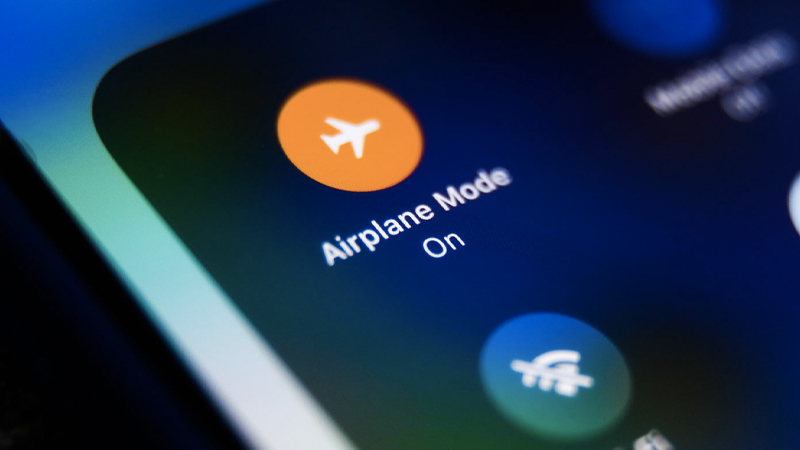 Bạn chọn Settings > Airplane Mode để bật chế độ máy bay